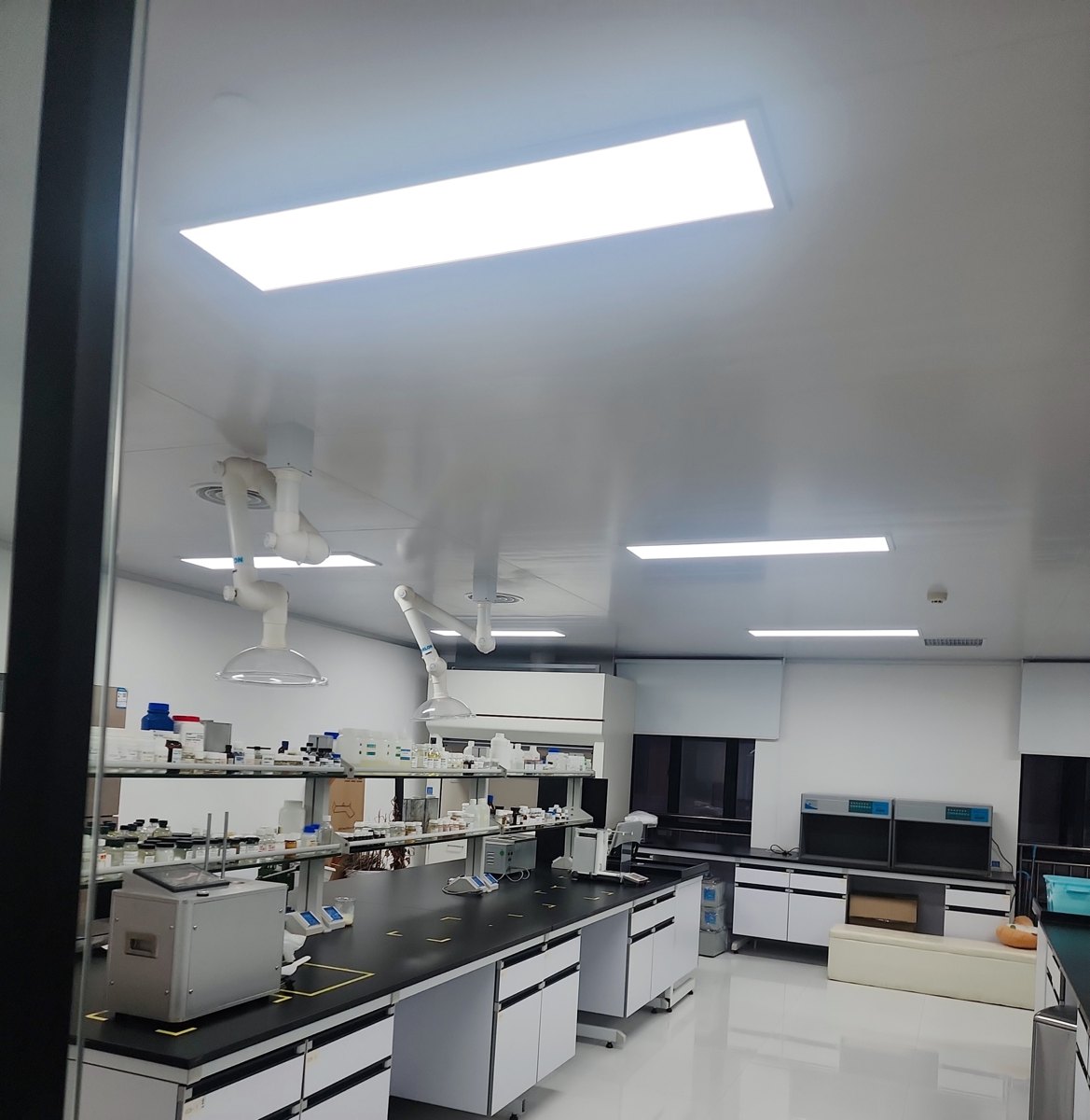 洁净实验室的吊顶灯具与送回风口排布,工业与实验空间的灯位要避开设备与管道