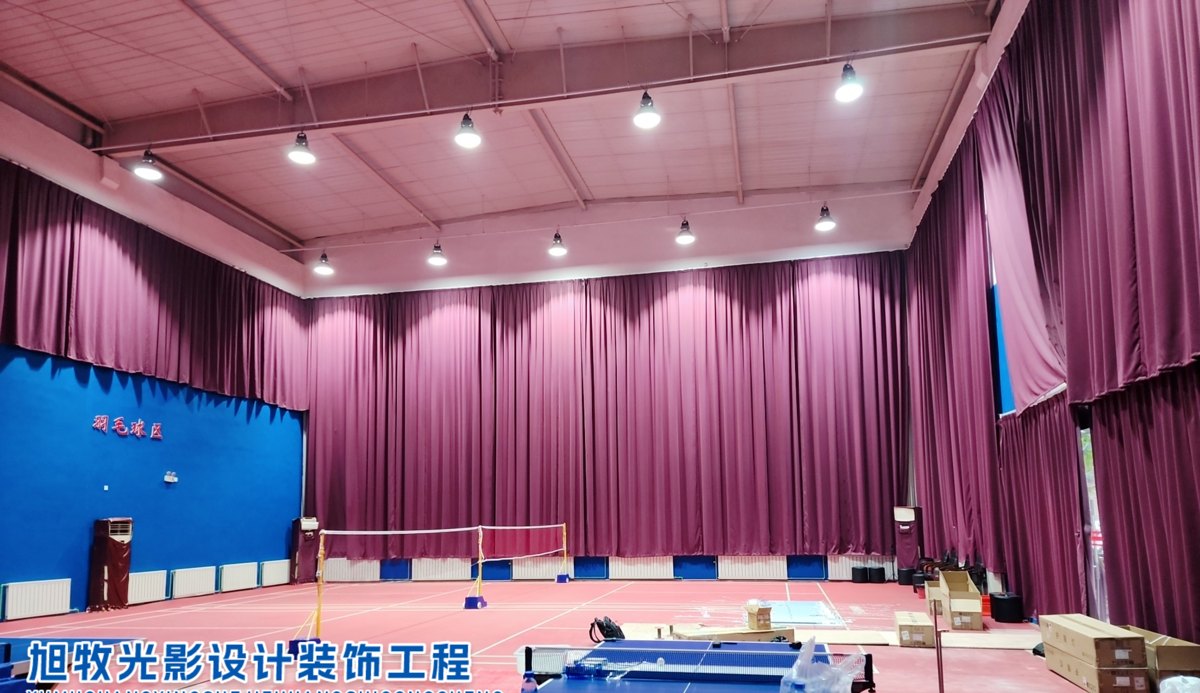 球类场地的灯具布置要避开视线区,球台上方照度与背景亮度比决定接球判断