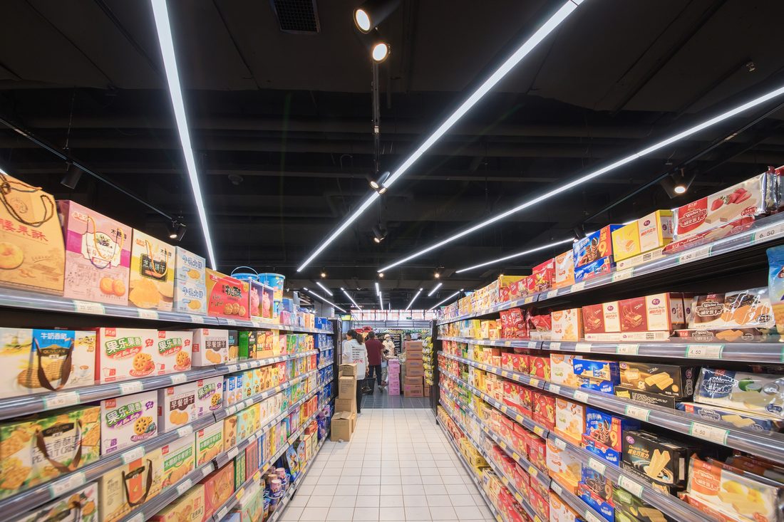 店铺橱窗照明实景,橱窗亮度通常高于店内以吸引视线。