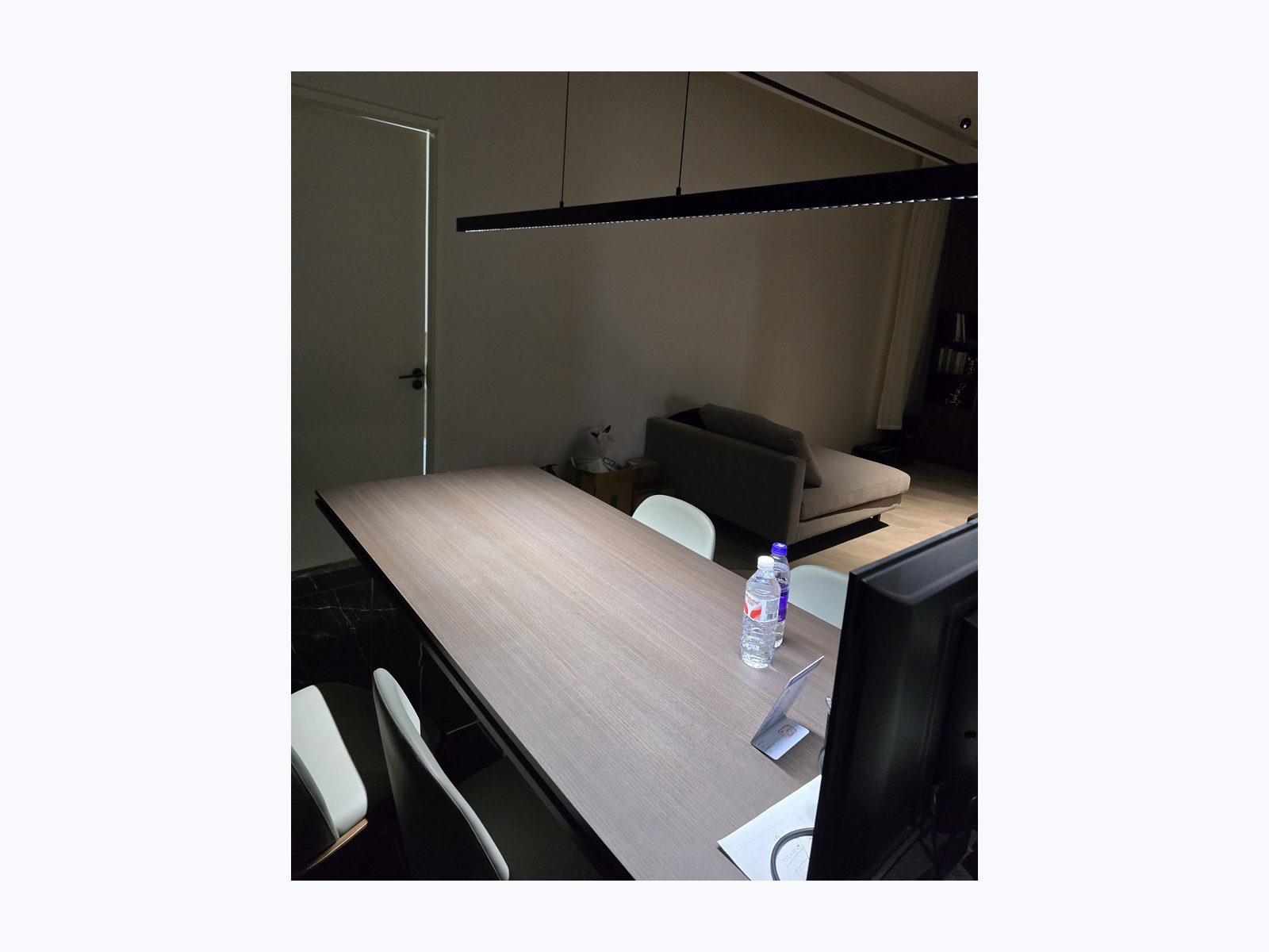 展厅照明展示区实景,同一空间内的多种布光方案可对照。